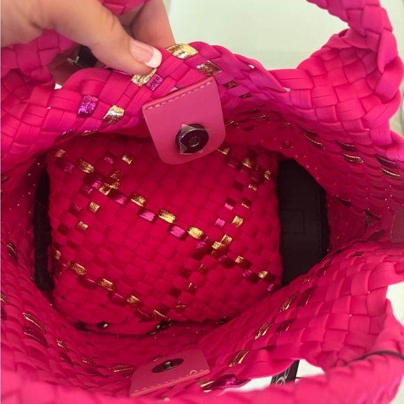 Stylish Hot Pink and Gold Woven Handbag With Gold - Picture 3 of 7